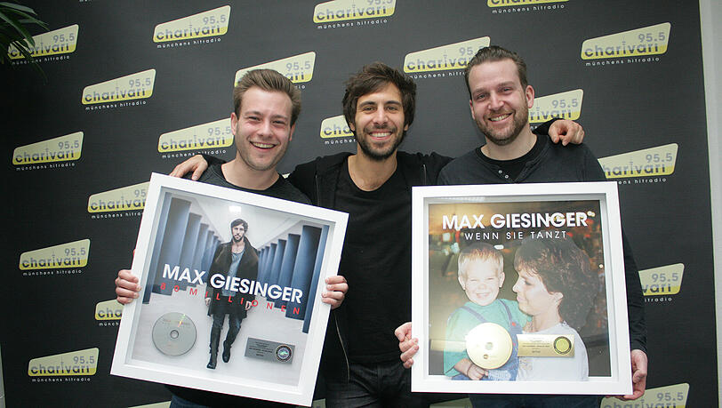 Der deutscher Liedermacher Max Giesinger Musikredaktion überreicht Platin für "80 Millionen" und Gold für "Wenn sie tanzt" Der deutscher Liedermacher Max Giesinger Musikredaktion überreicht Platin für "80 Millionen" und Gold für "Wenn sie tanzt"