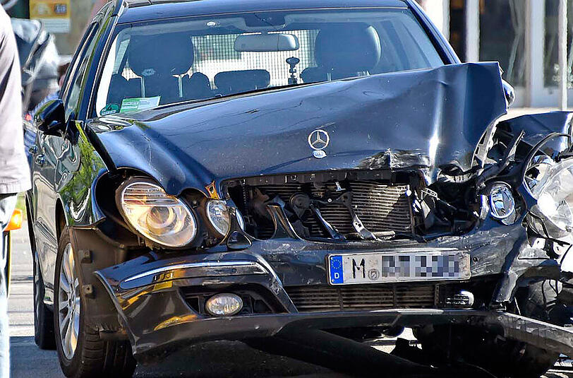 Auf dem Herkomerplatz in Bogenhausen krachte ein Mercedes in einen Porsche: Die Bilder von der Unfallstelle.