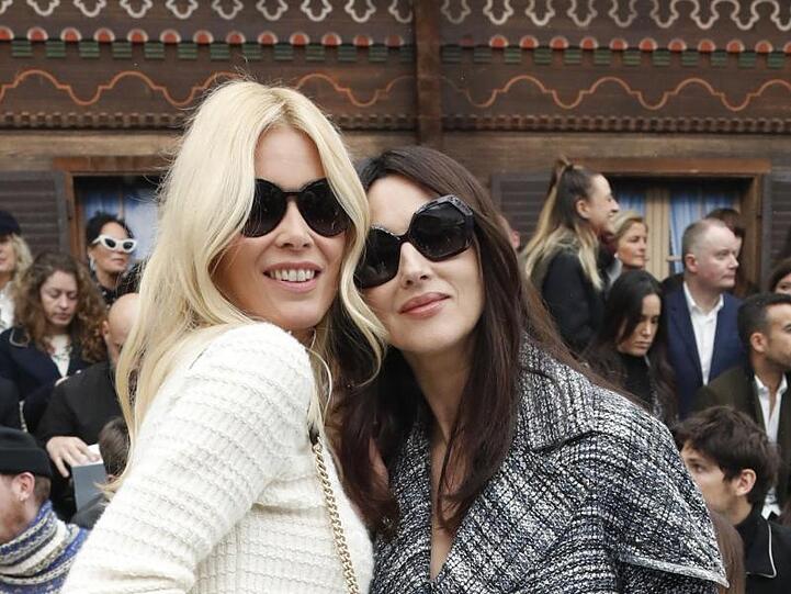 Claudia Schiffer (l), Model aus Deutschland, und Monica Bellucci, Schauspielerin aus Italien, besuchten die Chanel-Show.