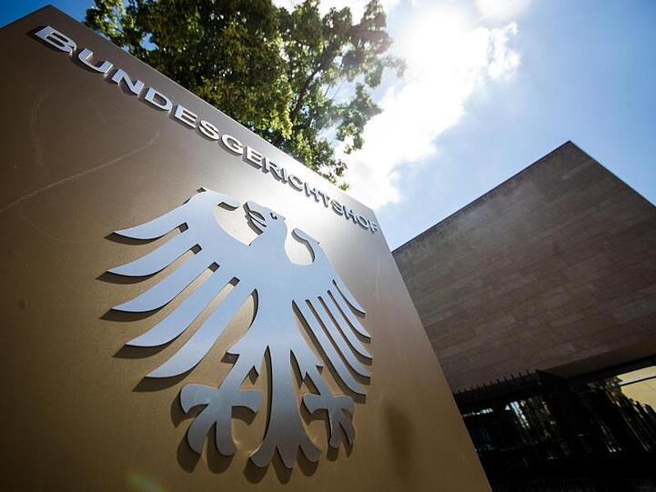 Die Sonne scheint über dem Eingang zum Bundesgerichtshof. Foto: Christoph Schmidt/dpa