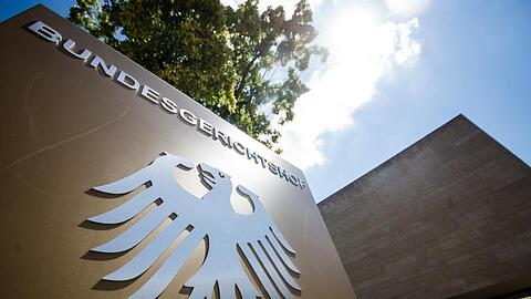 Die Sonne scheint über dem Eingang zum Bundesgerichtshof. Foto: Christoph Schmidt/dpa