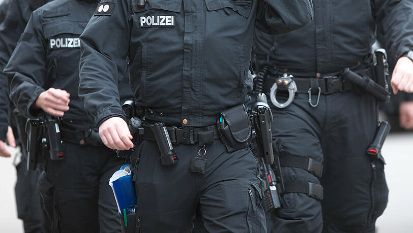 Einsatzkräfte näherten sich dem Tatverdächtigen mit angelegter Schutzausstattung, überwältigten ihn in seiner Wohnung und fesselten ihn. (Symbolbild)
