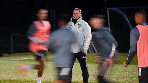 Trainer Stefan Kuntz (M) leitet das Training der U21-Nationalmannschaft.