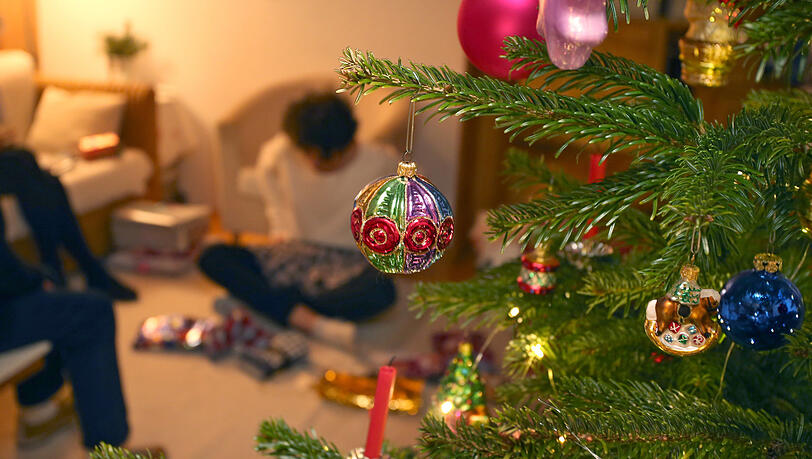 Geschenke auspacken, sich am Lichterglanz freuen, wie schön. Aber wer soll heuer mitfeiern - und wer wegbleiben? Das ist in diesem Jahr nicht ganz einfach zu entscheiden.