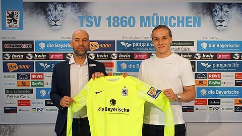 Günther Gorenzel (l.) mit dem neuen Löwen-Torhüter Julius Schmid.