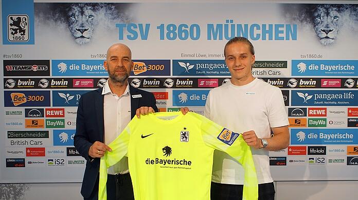 Günther Gorenzel (l.) mit dem neuen Löwen-Torhüter Julius Schmid.
