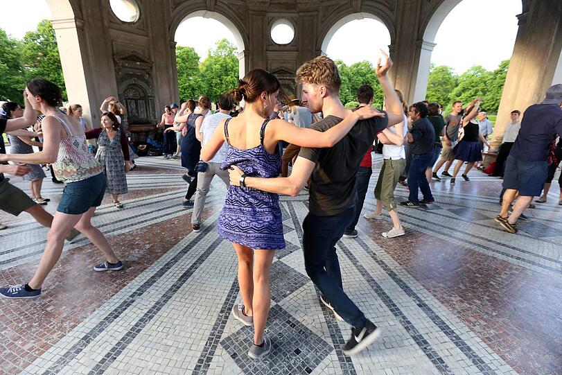 München, Juni 2016 Der Dianatempel im Hofgarten von München bittet Mittochs und Sonntags zum Tanz. Tanzfreudige aller Generationen üben sich hier zum Klang von Musik aus Kassettenrekordern in Fox, Tango bis hin zu Salsa... Munich June 2016 the Diana Temple in Hofgarten from Munich Invites and Sundays to Dance all Generations Practice to here to Sound from Music out in Fox Tango until out to Salsa