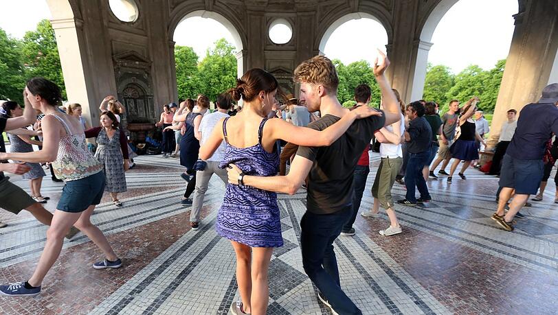 München, Juni 2016 Der Dianatempel im Hofgarten von München bittet Mittochs und Sonntags zum Tanz. Tanzfreudige aller Generationen üben sich hier zum Klang von Musik aus Kassettenrekordern in Fox, Tango bis hin zu Salsa... Munich June 2016 the Diana Temple in Hofgarten from Munich Invites and Sundays to Dance all Generations Practice to here to Sound from Music out in Fox Tango until out to Salsa