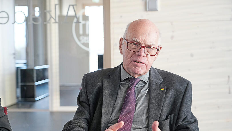 „Man wird da eine geduldige Auseinandersetzung brauchen – unmissverständlich, aber ohne Schaum vor dem Mund“, antwortet Norbert Lammert auf die Frage, was gegen das Erstarken der in Teilen rechtsextremen AfD hilft. Am 19. Dezember gibt der 77-Jährige den Vorsitz der Konrad-Adenauer-Stiftung ab.