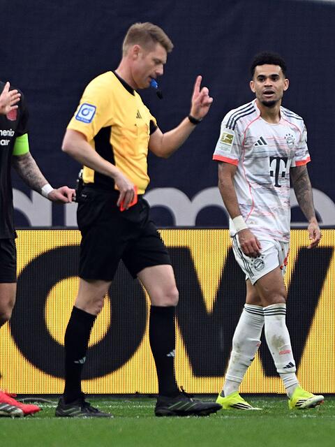 Schiedsrichter Christian Dingert (M) stellte Diaz vom Platz.