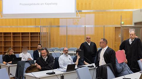 Die drei Angeklagten im Gerichtssaal.