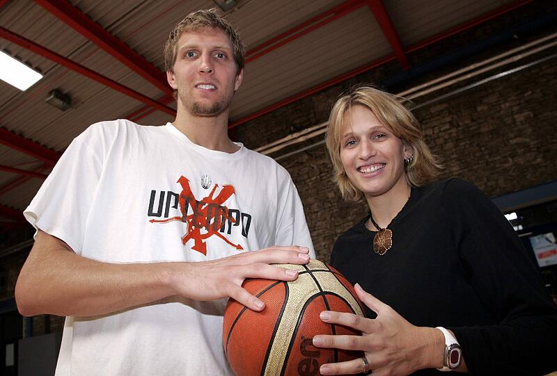 &bdquo;Er war halt schon mit 13, 14 richtig groß&ldquo;: Silke Nowitzki mit ihrem Bruder Dirk, dem NBA-Champion von den Dallas Mavericks.