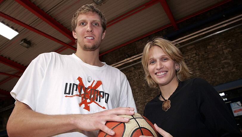 „Er war halt schon mit 13, 14 richtig groß“: Silke Nowitzki mit ihrem Bruder Dirk, dem NBA-Champion von den Dallas Mavericks. „Er war halt schon mit 13, 14 richtig groß“: Silke Nowitzki mit ihrem Bruder Dirk, dem NBA-Champion von den Dallas Mavericks.