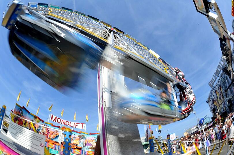 3,5 Millionen Gäste aus aller Welt: Zur Wiesn-Halbzeit wurden 3,4 Millionen Maß Bier getrunken. Bei den Münchnern war besonders der nostalgische Festbereich der &bdquo;Oidn Wiesn&ldquo; beliebt &ndash; etwa 200 000 Besucher waren dort schon zu Gast. Die Zwischenbilanz von Polizei und Rettungskräften fällt positiv aus.