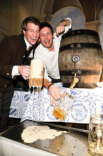 Ozapft is! Gastgeber und Wiesn-Wirt Ludwig Reinbold und 089-Bar-Chef Andi Haidinger (r.) zapfen an.
