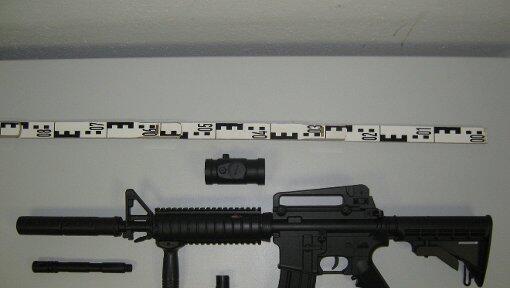Mit dieser täuschend echt aussehenden Softair-Waffe ist Peter S. auf dem Geschwister-Scholl-Platz Amok gelaufen. Mit dieser täuschend echt aussehenden Softair-Waffe ist Peter S. auf dem Geschwister-Scholl-Platz Amok gelaufen.