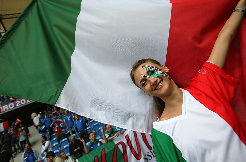 Überhaupt ist Italien immer wieder mit hübschen Fans vertreten.
