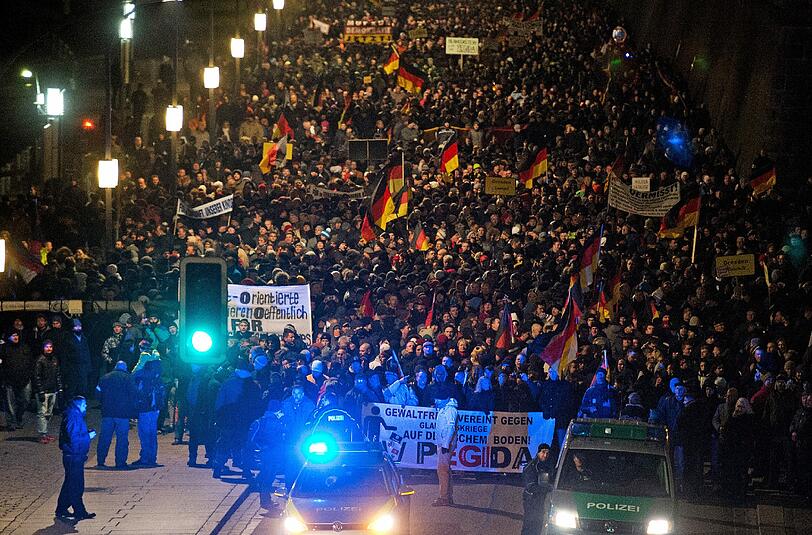 Gespenstische Szenen in Dresden: Tausende Demonstranten ziehen Montag für Montag mit Deutschlandflaggen durch die sächsische Landeshauptstadt. Ihre Forderung: Eine schärfere Asylpolitik in Deutschland.
