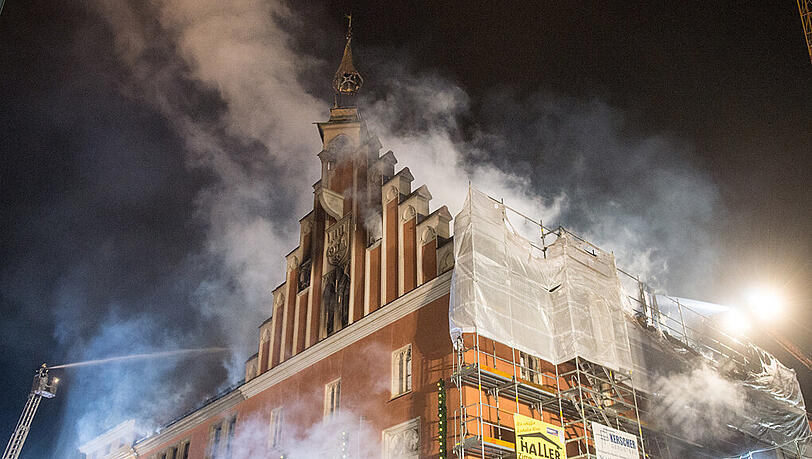 Feuer in Straubing: Die Bilder vom Rathaus-Brand. Feuer in Straubing: Die Bilder vom Rathaus-Brand.