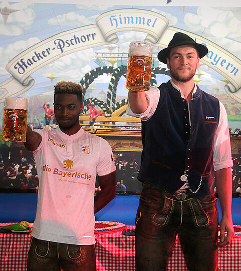 Konrad Abeltshauser (EHC Red Bull) und Kodjovi Koussou (TSV 1860).