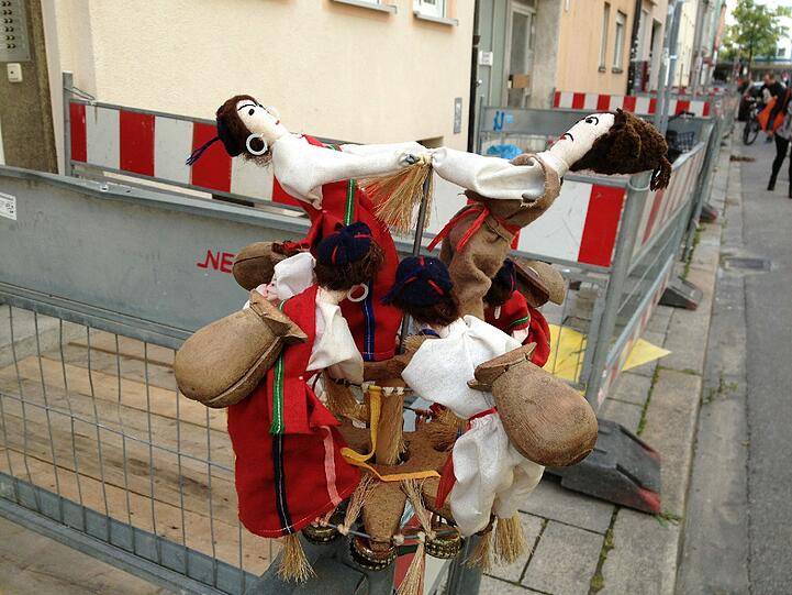 Aber wer genauer hinschaut, sieht, dass sich jemand nicht mit dem tristen Zustand der Straße abgefunden hat -