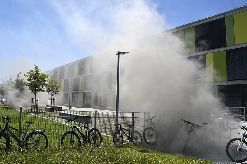 In der Garage des Gymnasiums brannten drei Autos. Die Bilder vom Feuerwehreinsatz.