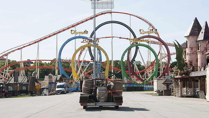 Der 5er Looping gehört zu den Klassikern auf der Wiesn. Klicken Sie sich durch die Bilder vom Aufbau.