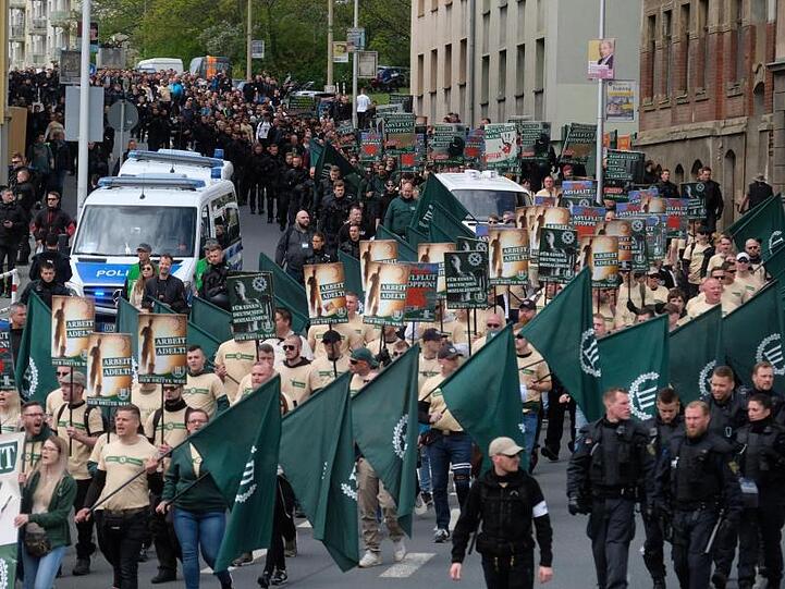 Rechtsextremisten marschieren mit Trommeln und Fahnen durch Plauen.