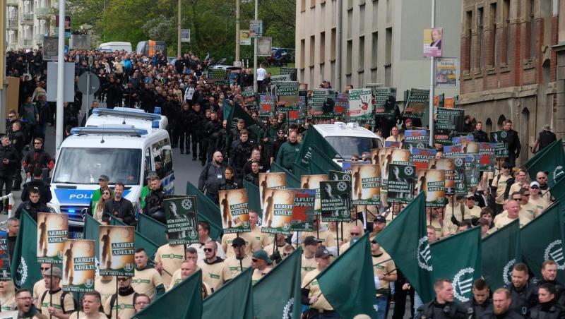 Rechtsextremisten marschieren mit Trommeln und Fahnen durch Plauen. Rechtsextremisten marschieren mit Trommeln und Fahnen durch Plauen.