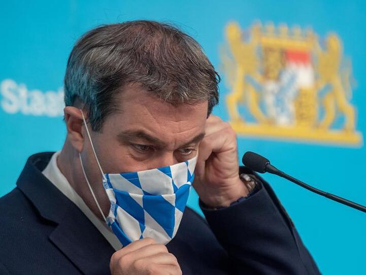 Markus Söder, der Ministerpräsident von Bayern, mit Mund-Nasen-Schutz im Bayern-Design. Foto: Peter Kneffel/dpa-Pool/dpa/Archivbild