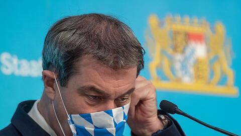Markus Söder, der Ministerpräsident von Bayern, mit Mund-Nasen-Schutz im Bayern-Design. Foto: Peter Kneffel/dpa-Pool/dpa/Archivbild