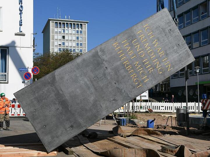 Der Obelisk von Olu Oguibe wird an der Treppenstraße in der Kasseler Innenstadt wieder aufgebaut.