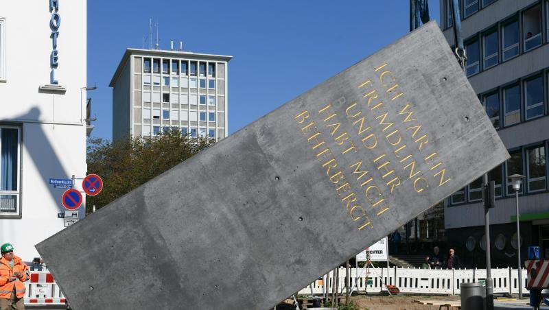 Der Obelisk von Olu Oguibe wird an der Treppenstraße in der Kasseler Innenstadt wieder aufgebaut. Der Obelisk von Olu Oguibe wird an der Treppenstraße in der Kasseler Innenstadt wieder aufgebaut.