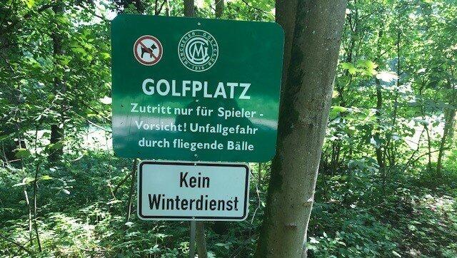 "Golfplatz - Zutritt nur für Spieler. Unfallgefahr durch fliegende Bälle" steht auf einem der Schilder. "Golfplatz - Zutritt nur für Spieler. Unfallgefahr durch fliegende Bälle" steht auf einem der Schilder.