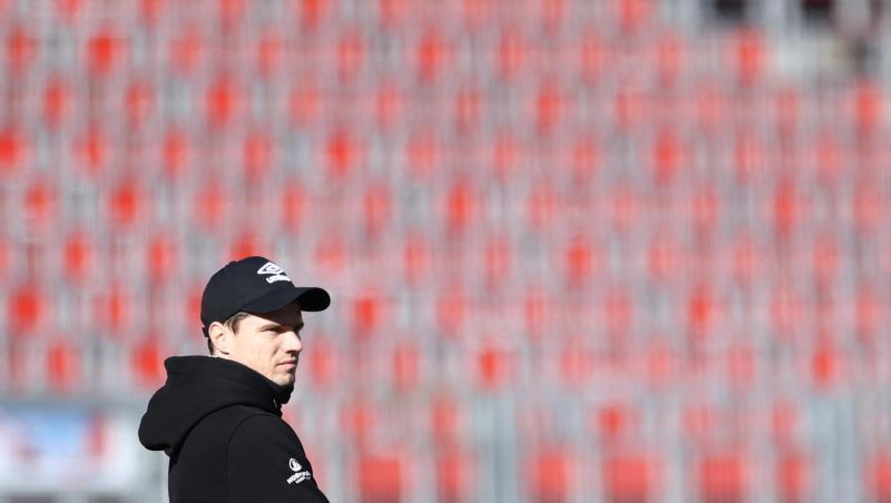 Der Nürnberger Trainer Robert Klauß steht auf einem Platz.