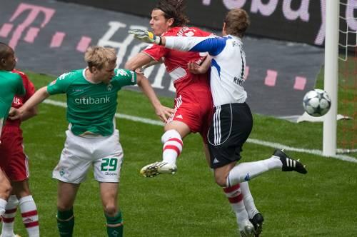 Werder hatte es leicht: Bayern-Torwart Michael Rensing segelte in schöner Regelmäßigkeit durch den Strafraum.