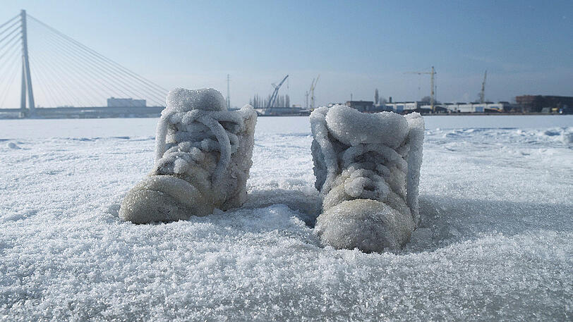 Sigalit Landau tauchte für ihre Videoarbeit "Salted Lake" ein Paar Stiefel ins sehr salzige Tote Meer.