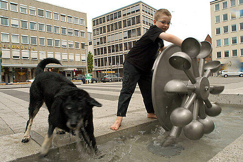 Unbesorgtes Rumtollen am Spielbrunnen: Bis zum Jahresende soll der Kornmarkt gesichert sein.
