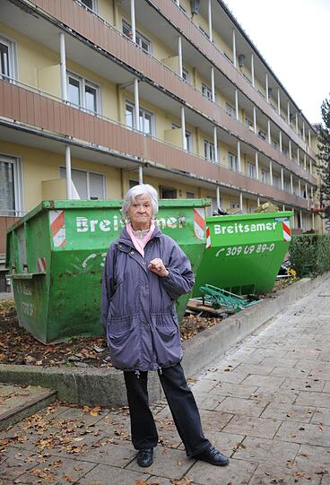 Julia Dobias vor ihrem Haus. Seit 42 Jahren wohnt die 87-Jährige in der Lamontstraße. &bdquo;Ich bin fertig mit den Nerven&ldquo;, sagt sie.