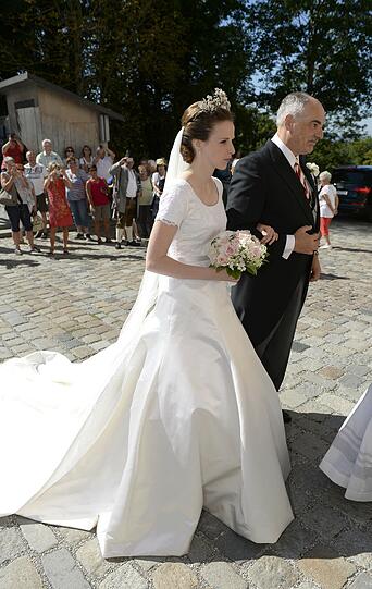 Prinzessin Eleonore zu Toerring-Jettenbach wird vom ihrem Vater Graf Hans-Caspar zu Toerring-Jettenbach zur Kirche gebracht