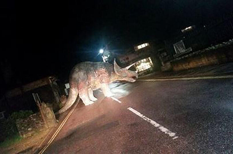 Dieser sechs Meter große Dinosaurier versperrte einem Briten den Heimweg