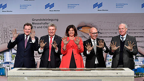Machen sich die Hände schmutzig (v.l.): Dr. Eberhard Sasse (IHK), OB Dieter Reiter, Staatsministerin Ilse Aigner, Messechef Klaus Dittrich, Franz-Xaver Peteranderl (Handwerkskammer).