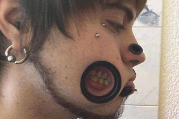 Flesh Tunnel: Hierbei wird ein Piercing gedehnt, bis ein großer Tunnel in der Haut entsteht.