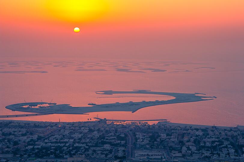 The World Islands, Dubai: Der Traum von künstlichen Inseln vor der Küste Dubais, die wie die Weltkarte aussehen, ist gnadenlos geplatzt: Keine andere Attraktion hat so viel Geld gekostet (12,5 Milliarden Euro). Die Inseln wurden mit Sand aufgeschüttet und wären frei verkäuflich gewesen. Doch nach der Wirtschaftskrise 2007 wollte keiner eine haben. 200 von 300 sind mittlerweile verkauft, nur zwei bebaut. Und die Form der Aufschüttungen verschwindet immer weiter im Meer.