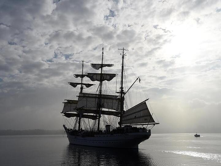 Ein Bild aus besseren Tagen: Die "Gorch Fock" läuft aus ihrem Heimathafen Kiel aus.