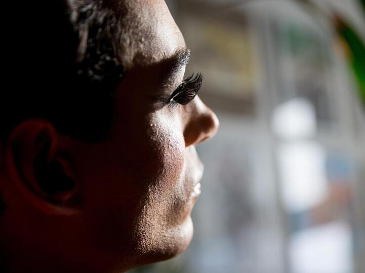 Eine Dragqueen posiert für die Kamera. Foto: Kay Nietfeld/dpa/Archivbild