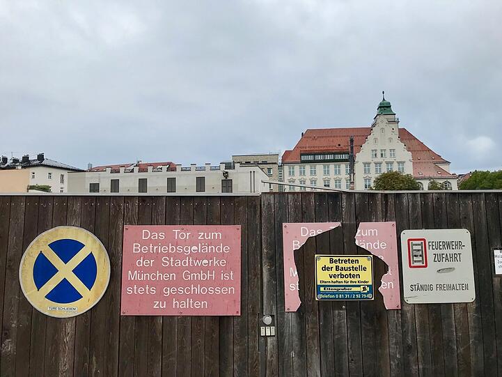 Die Bretterwand steht noch. Dahinter: staubige Ödnis.