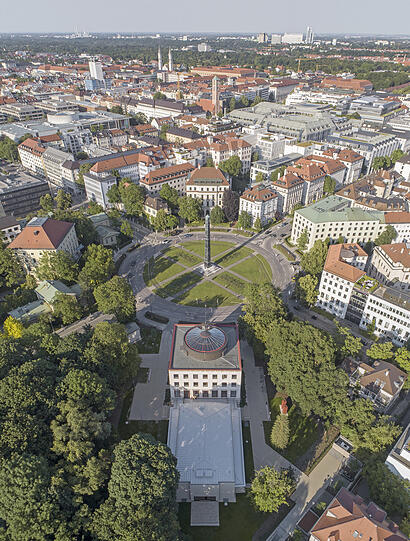 Der Karolinenplatz mit dem Amerikahaus (vorne).