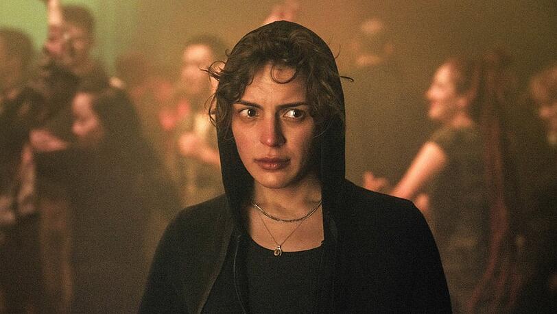 "Tatort: Was ihr nicht seht": Sarah Monet (Deniz Orta) besucht noch einmal den Club aus der Tatnacht, in der Hoffnung sich an etwas zu erinnern. "Tatort: Was ihr nicht seht": Sarah Monet (Deniz Orta) besucht noch einmal den Club aus der Tatnacht, in der Hoffnung sich an etwas zu erinnern.