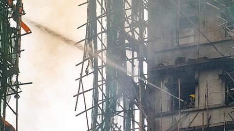 Bambus-Ger&uuml;ste haben den Brand wohl beschleunigt.